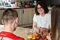 Pflegefamilien werden dringend gesucht: Unser Foto zeigt Pflegemama Heike Bauer aus dem Landkreis Würzburg mit ihren zwei Kindern.
