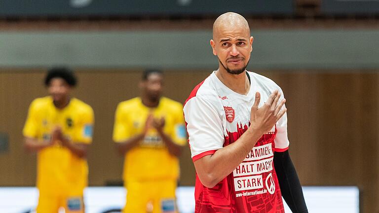 Nach dem letzten Heimspiel in Würzburg kullerten beim BBL-Rekordspieler Alex King die Tränen. Einige Tage später wurde er in seiner Heimatstadt München verabschiedet. Nach dem letzten Heimspiel in Würzburg kullerten beim BBL-Rekordspieler Alex King die Tränen. Einige Tage später wurde er in seiner Heimatstadt München verabschiedet.