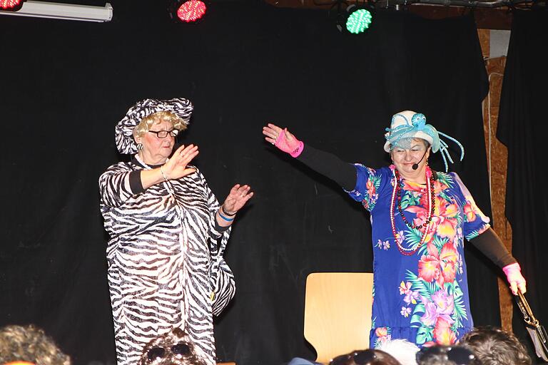 Waltraud (Helga Geus, links) und Mariechen (Elfriede Koch) brachten mit ihrem Auftritt Stimmung in den Saal.