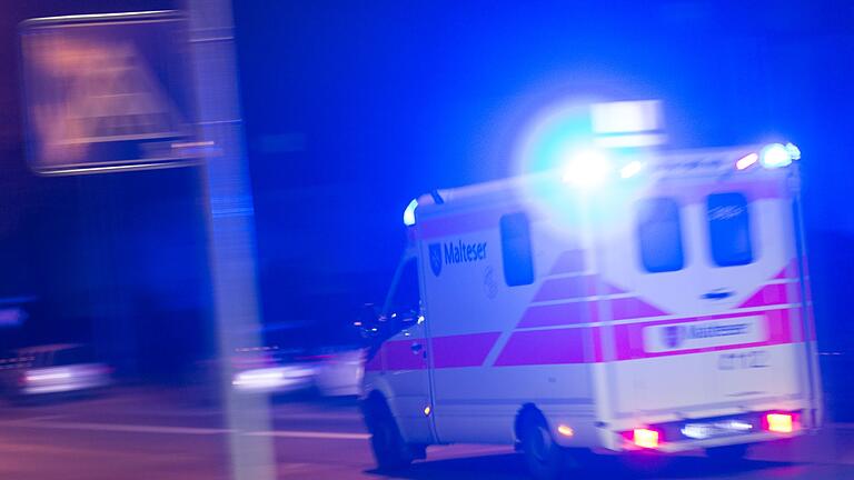 Rettungswagen mit Blaulicht       -  Das verletzte Baby und das Kleinkind wurden ins Krankenhaus gebracht. (Symbolbild)