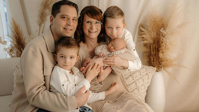 Jetzt sind sie zu fünft: Bianca und Josef Voigt aus Brendlorenzen mit ihren Kindern Louis, Elias und Sarah.