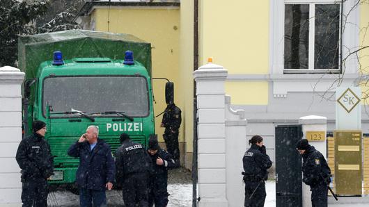 Razzia gegen Anlagebetrüger       -  Polizeibeamte und Polizeifahrzeuge stehen am 19.02.2013 in Frankfurt vor einer Villa der Firmengruppe S&K. Mit einer bundesweiten Razzia ist die Frankfurter Staatsanwaltschaft gegen eine Bande mutmaßlicher Anlagebetrüger vorgegangen. Die Frankfurter Firmengruppe S&K wird verdächtigt, gemeinsam mit einem Hamburger Unternehmen ein umfassendes Schneeballsystem installiert und so einen Schaden in dreistelliger Millionenhöhe verursacht zu zu haben.