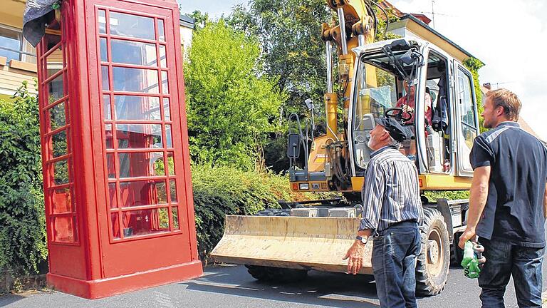 Es klappt: Franz und Bernd Brückner (von links) organisierten mit Baggerfahrer Bernhard Kotitschke den Umzug der historischen Telefonzelle.