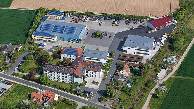 Seit ihrer Gründung im Jahr 1910 ist die Unterfränkische Überlandzentrale in Lülsfeld eine Genossenschaft. Im Bild das aktuelle Betriebsareal von oben.