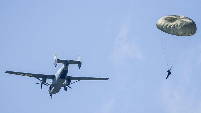 Die Bundeswehr nutzt für Fallschirmsprünge auch den Flugzeugtyp M28 Skytruck. Foto: Konstantin Möller       -  Die Bundeswehr nutzt für Fallschirmsprünge auch den Flugzeugtyp M28 Skytruck. Foto: Konstantin Möller