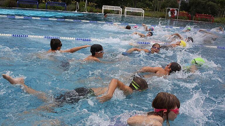 &bdquo;Waschmaschine&rdquo; wird der Schwimmstart von Triathleten oft genannt: Dieses Bild zeigt Schüler der Altersklasse B im Karlstadter Freibad.