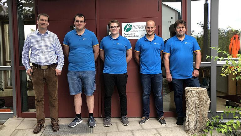 Das Foto zeigt (von links): Dr. Sebastian Höllerl (Forstbetriebsleiter), Markus Rettelbach, Linus Behr, Jörg Arnold und Bernhard Gensler (Ausbilder). Das Foto zeigt (von links): Dr. Sebastian Höllerl (Forstbetriebsleiter), Markus Rettelbach, Linus Behr, Jörg Arnold und Bernhard Gensler (Ausbilder).