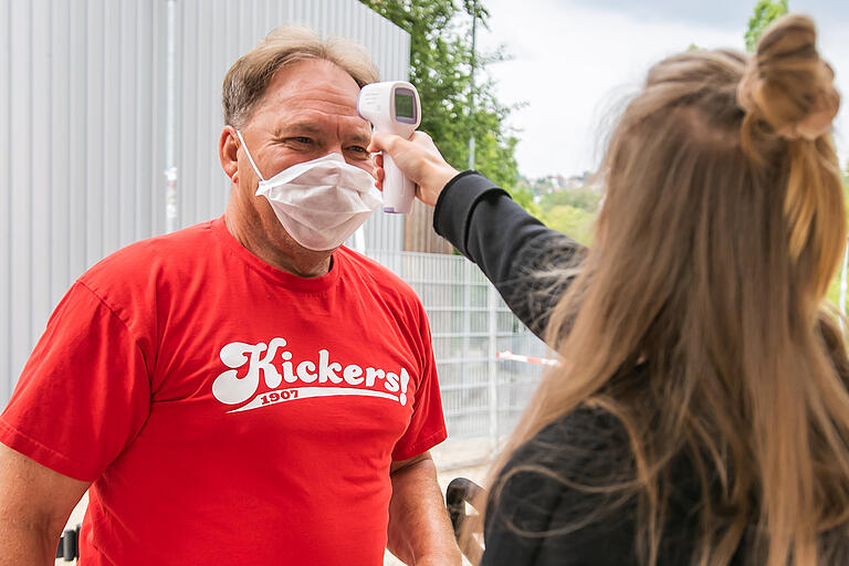 Fiebermessung: Bei jedem Besucher, der eine Berechtigung hat, muss vor dem Einlass ins Stadion die Temperatur gemessen werden. Ist diese erhöht, muss der Hygiene-Beauftragte entscheiden.