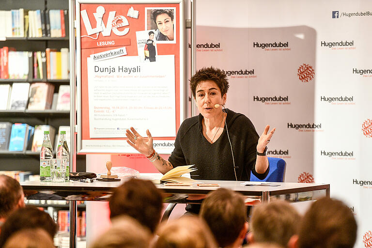 'Der ÖRR muss sich noch mehr stellen, noch mehr erklären und noch transparenter arbeiten', findet Dunja Hayali (hier bei einer Lesund im Würzburger Buchladen Hugendubel). Unser Autor stimmt ihr zu.