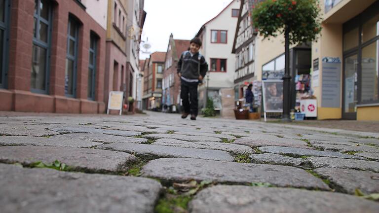 Das holprige Pflaster in der Obertorstraße in Gemünden soll bald ausgetauscht werden (Archivbild).