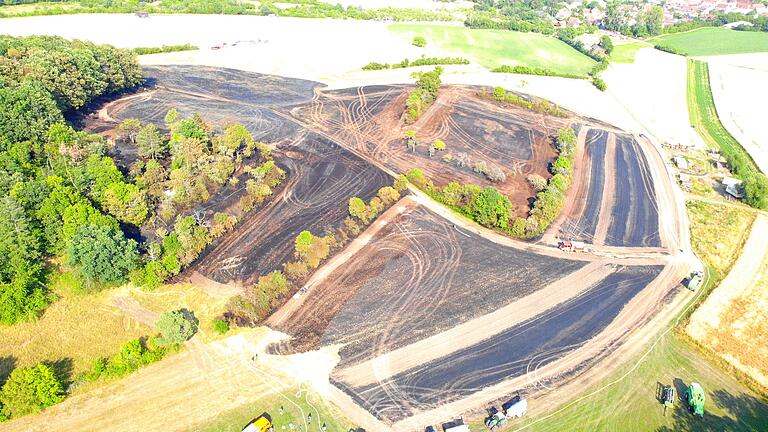 Eine Drohnenaufnahme der Feuerwehr Maroldsweisach: Aus der Luft sieht man das ganze Ausmaß des Flächenbrandes bei Eichelsdorf am Sonntag.