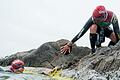 Sascha Bergerhausen (rechts) zieht Christine Karl bei der Swimrun-Weltmeisterschaft 2023 aus dem Wasser. Die beiden Ochsenfurter haben an einem der härtesten Ausdauerrennen teilgenommen.