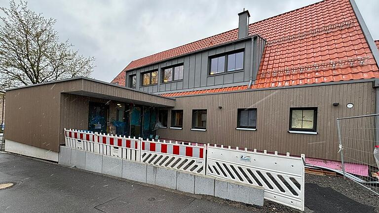 Die Fassade des&nbsp;Kindergartens Oberweißenbrunn ist im Rahmen der Sanierung fertiggestellt.&nbsp;