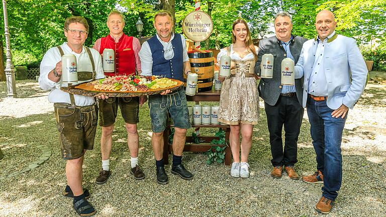 Der Biergarten des Würzburger Hofbräukellers öffnet am Mittwoch, 8. Mai, vor Christi Himmelfahrt. Im Bild (von links): Frank Knüpfing und Karsten Rupp, die neuen Betreiber des Würzburger Hofbräukellers, dazwischen Ralph Rosenberger und rechts die beiden Geschäftsführer Michael Haupt und Axel Kochinki mit Servicekraft Zarah Küstner. Der Biergarten des Würzburger Hofbräukellers öffnet am Mittwoch, 8. Mai, vor Christi Himmelfahrt. Im Bild (von links): Frank Knüpfing und Karsten Rupp, die neuen Betreiber des Würzburger Hofbräukellers, dazwischen Ralph Rosenberger und rechts die beiden Geschäftsführer Michael Haupt und Axel Kochinki mit Servicekraft Zarah Küstner.
