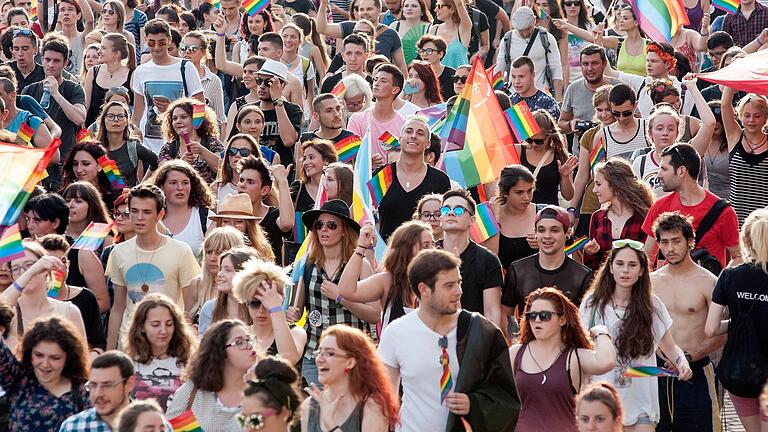 Gay-Pride-Parade in Sofia       -  Bulgarien verbietet nicht-heterosexuelle Botschaften und Themen wie  geschlechtliche Selbstbestimmung in Schulen.