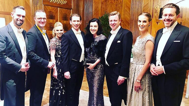 Trafen sich beim Wiener Opernball (von links): Daniel Funke, Jens Spahn, Susanne Thier, Sebastian Kurz, Dorothee Bär, Oliver Bär, Andrea Elisabeth Samonigg-Mahrer und Harald Mahrer.