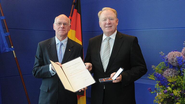 Seit 25 Jahren gehört Hans Michelbach aus Gemünden dem Deutschen Bundestag an. Das Bild zeigt ihn bei der Verleihung des Bundesverdienstkreuzes 2012 durch den damaligen Bundestagspräsidenten Norbert Lammert.