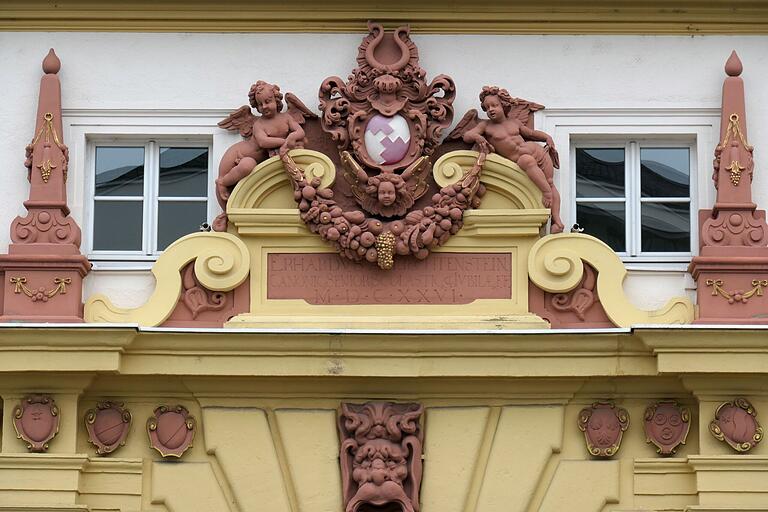 Ehemaliger Domherrnhof Kurie Heideck mit dem Wappen des Erbauers Erhard von Lichtenstein.