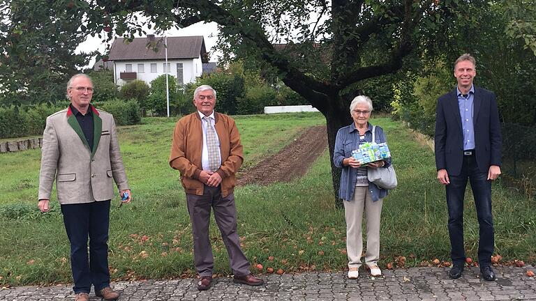 Diakon Johannes Hoffart und Wortgottesdienstleiterin Sofia Nolte wurden von Pfarrgemeinderatsvorsitzendem Jürgen Trabel (links)  und von Roland Müller (rechts) im Namen  der Kirchenverwaltung aus dem aktiven Kirchendienst verabschiedet.