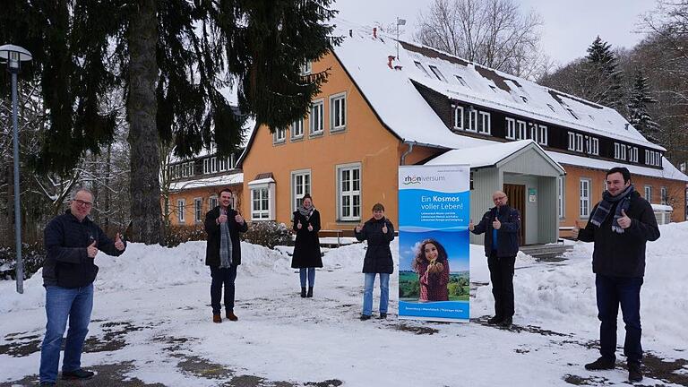 Zuversichtlich gehen die Verantwortlichen des Rhöniversums durch den  Lockdown. Schullandheime und Umweltbildungseinrichtungen werden auch  nach Corona wichtige außerschulische Lernorte sein. Das Bild zeigt von  links: Markus Seibl (Geschäftsführer der Hobbach-Bauersberg gGmbH),  Bernd Fischer (Geschäftsführer der Umweltbildungsstätte Oberelsbach),  Katharina Klug (pädagogische Fachbetreuerin),  Andrea Schmitt  (Leiterin des Studienhauses am Bauersberg), Dieter Köstler (Mitarbeiter  Bauersbe...       -  Zuversichtlich gehen die Verantwortlichen des Rhöniversums durch den  Lockdown. Schullandheime und Umweltbildungseinrichtungen werden auch  nach Corona wichtige außerschulische Lernorte sein. Das Bild zeigt von  links: Markus Seibl (Geschäftsführer der Hobbach-Bauersberg gGmbH),  Bernd Fischer (Geschäftsführer der Umweltbildungsstätte Oberelsbach),  Katharina Klug (pädagogische Fachbetreuerin),  Andrea Schmitt  (Leiterin des Studienhauses am Bauersberg), Dieter Köstler (Mitarbeiter  Bauersberg) und Stephan Barthelme (Geschäftsführer des Schullandheims  Thüringer Hütte). Foto: Marion Eckert