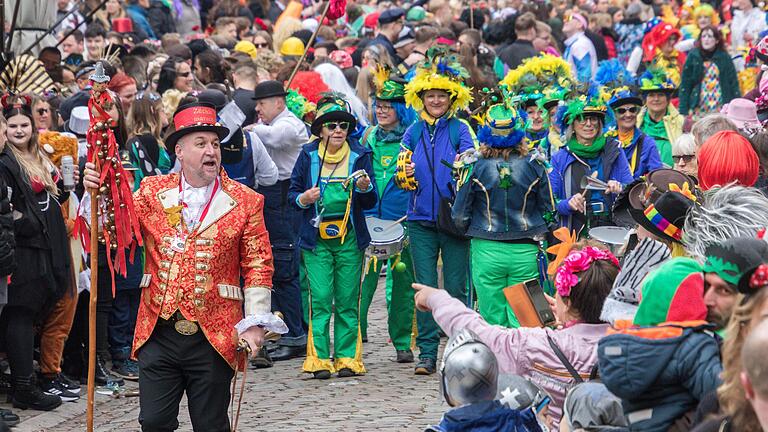 'Es Gemünnemer Züchle künnt', hieß es am Faschingssamstag, als Züchles-Marschall Jörg Fella und die Trommelgruppe 'Samba Gemundo' den Gaudiwurm anführte.