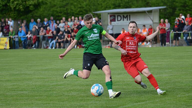 Yannick Deibl (links) und die DJK Schwebenried/Schwemmelsbach erwischten gegen den FC Fuchsstadt um Maximilian Seit einen rabenschwarzen Tag. Yannick Deibl (links) und die DJK Schwebenried/Schwemmelsbach erwischten gegen den FC Fuchsstadt um Maximilian Seit einen rabenschwarzen Tag.