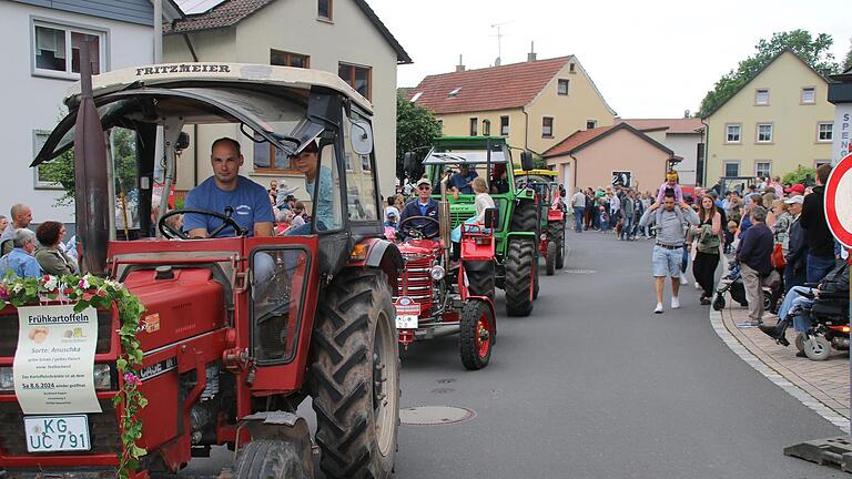 Vorsitzender Burkhard Kippes führt mit seinem Gefährt die Ausfahrt an. - Vorsitzender Burkhard Kippes führt mit seinem Gefährt die Ausfahrt an. Vorsitzender Burkhard Kippes führt mit seinem Gefährt die Ausfahrt an. - Vorsitzender Burkhard Kippes führt mit seinem Gefährt die Ausfahrt an.