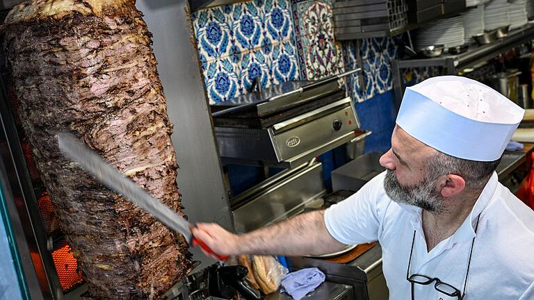 Döner in Berlin - Um den Spieß geht's: Nach dem Willen eines türkischen Verbands soll die Dönerherstellung künftig klar reglementiert werden. (Archivbild) Döner in Berlin - Um den Spieß geht's: Nach dem Willen eines türkischen Verbands soll die Dönerherstellung künftig klar reglementiert werden. (Archivbild)