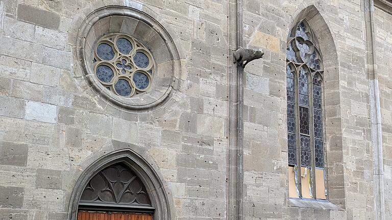 Aus der Nordwand der Pfarrkirche zu Münnerstadt ragt in etwa 6 Meter Höhe ein ganz unreligiöses Motiv aus Sandstein – ein großer springender Hund. - Aus der Nordwand der Pfarrkirche zu Münnerstadt ragt in etwa 6 Meter Höhe ein ganz unreligiöses Motiv aus Sandstein – ein großer springender Hund. Aus der Nordwand der Pfarrkirche zu Münnerstadt ragt in etwa 6 Meter Höhe ein ganz unreligiöses Motiv aus Sandstein – ein großer springender Hund. - Aus der Nordwand der Pfarrkirche zu Münnerstadt ragt in etwa 6 Meter Höhe ein ganz unreligiöses Motiv aus Sandstein – ein großer springender Hund.