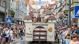 Volle Straßen beim alljährlichen Rakoczy-Fest in Bad Kissingen.