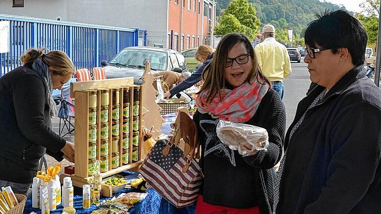 Reger Betrieb beim Herbstmarkt       -  (jun) Guten Zulauf hatte das zweite Herbstfest der Werbegemeinschaft Partenstein im Gewerbegebiet Lindenbrunnen am Tag der Deutschen Einheit. Viele Besucher aus nah und fern nutzten den verkaufsoffenen Feiertag, um sich bei den ansässigen Gewerbetreibenden über aktuelle Wohntrends, neueste Schuhmode oder Lifestyle sowie schöne Dekorationsideen für drinnen und draußen zu informieren. Begleitet wurde das bunte Markttreiben von einem &bdquo;Ahle-Krom-und-Grömbl-Markt&ldquo;. Die Händler boten gebrauchte Waren oder auch Schönes aus alten Zeiten feil. Es gab viele Raritäten zu erstehen. Ergänzt wurde der Flohmarkt durch einen &bdquo;Alles-aus-dem-Koffer-Markt&ldquo;. Dort wurden selbsthergestellte Dinge zum Verkauf angeboten. Unterhaltsam war auch das Rahmenprogramm mit Löschvorführungen der Jugendfeuerwehr Partenstein. Das Ponyreiten wurde rege von den kleinen Festbesuchern in Anspruch genommen. Weiter durften die Gäste ihr Glück bei der Tombola oder bei der Keiler-Fütterung (Wurfspiel) versuchen.