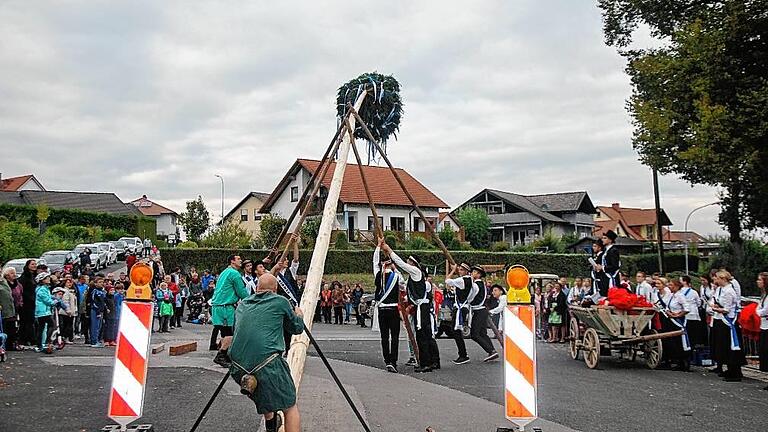 Mit vereinten Kräften wurde der Kirmesbaam vor der Rudi-Erhard-Halle aufgestellt. Mit vereinten Kräften wurde der Kirmesbaam vor der Rudi-Erhard-Halle aufgestellt.
