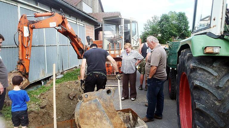 Beim Ausschachten für die Versorgungsleitungen für das neue Feuerwehrhaus in Filke: Architektin Eva Seeberg (Bildmitte) begutachtet den Baufortschritt. Beim Ausschachten für die Versorgungsleitungen für das neue Feuerwehrhaus in Filke: Architektin Eva Seeberg (Bildmitte) begutachtet den Baufortschritt.