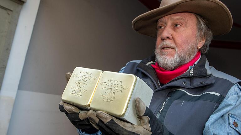 Gunter Demnig, Künstler und Initiator der Verlegung von Stolpersteinen zur Erinnerung an Opfer aus der Zeit des Nationalsozialismus, hält in Memmingen Stolpersteine für Benno und Martha Rosenbaum in den Händen. Auch für Marktheidenfeld soll er welche anfertigen.&nbsp;