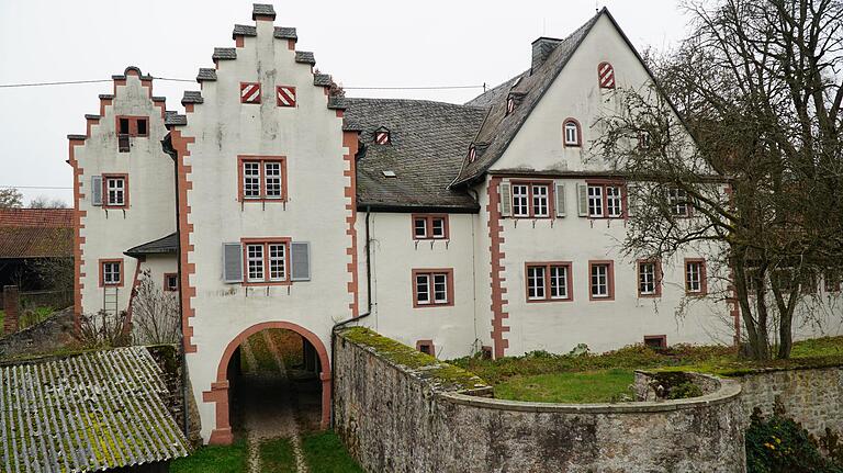 Schloss Wolfsmünster aktuelle Aufnahme im Herbstnebel Schloss Wolfsmünster aktuelle Aufnahme im Herbstnebel