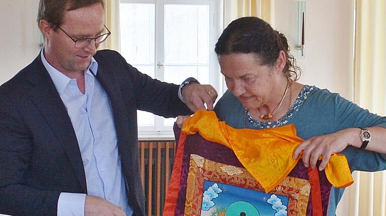 Mit einer Überraschung wartete Dr. med. Arne Drews, Vorsitzender von Nepalmed e.V. auf. Er überreichte ein Mandala an Birgit Kirsch. Mit einer Überraschung wartete Dr. med. Arne Drews, Vorsitzender von Nepalmed e.V. auf. Er überreichte ein Mandala an Birgit Kirsch.