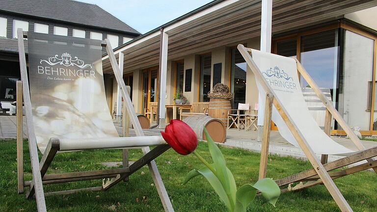 Das Weingut Behringer in Abtswind mit windgeschützter Terrasse.