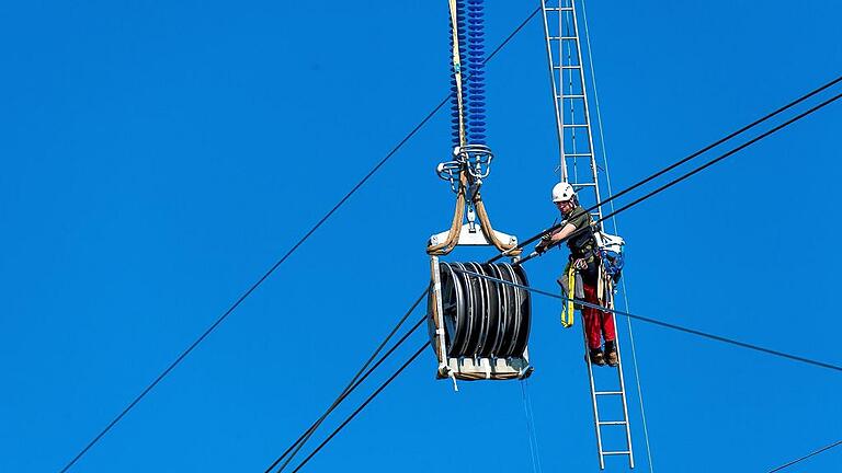 Die Arbeiter aus Österreich verbringen Stun-den in luftiger Höhe.Anand Anders