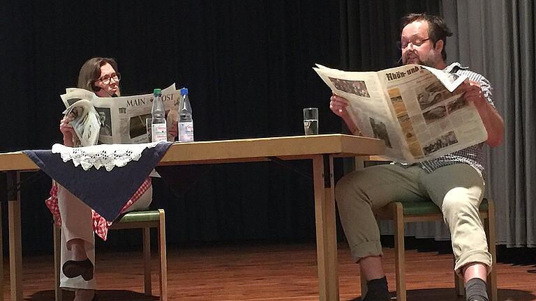 Wos is denn dos ILEK? Heike und Ralf Hartmann sorgten bei der Abschlusspräsentation des Integrierten Ländlichen Entwicklungskonzepts in der Herbig-Halle für Lacher, als sie – satirisch zugespitzt – die Gemeinschaft der Streutal-Allianz aufs Korn nahmen. Wos is denn dos ILEK? Heike und Ralf Hartmann sorgten bei der Abschlusspräsentation des Integrierten Ländlichen Entwicklungskonzepts in der Herbig-Halle für Lacher, als sie – satirisch zugespitzt – die Gemeinschaft der Streutal-Allianz aufs Korn nahmen.