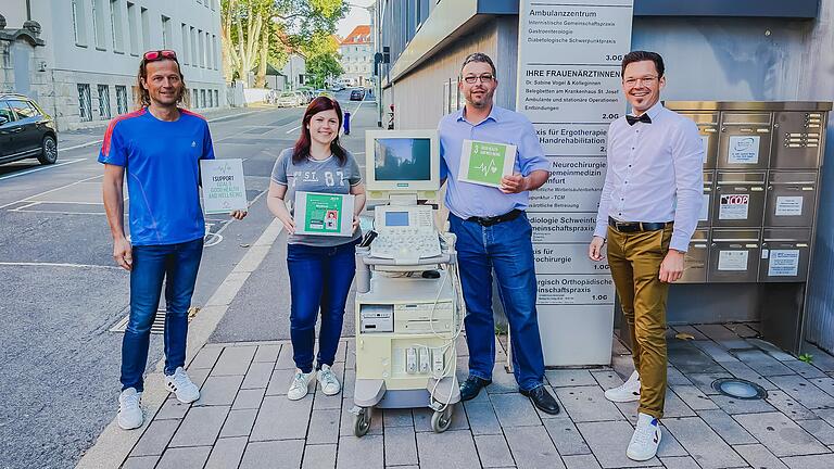 Dieses Sonographie-Gerät der Schweinfurter Radiologie Schweinfurt MVZ GmbH wurde gespendet: (von links) Volker Hummel, Lisa Schneider (WJ Kreissprecherin 2021), Stephan Gesslein (Radiologie Schweinfurt MVZ GmbH) und Tomas Liewald (JCI Germany SDG Goal 3 Projekt Ambassador).