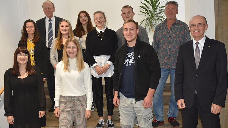 Zur erfolgreich bestandenen Ausbildung gratulierten Landrat Wilhelm Schneider, Geschäftsleiter Horst Hofmann, Ausbildungsleiterin Angelika Berthold und Ausbilder Otto Stark.