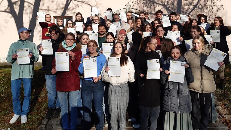 Schülerinnen und Schüler mit den Briefen zum Briefmarathon.