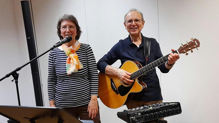 Im Bild: Ute und Dieter Buhl beim Singabend im 'Haus für Alle'.