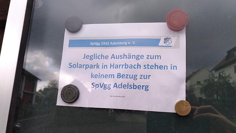 Aushang in Adelsberg zum geplanten Solarpark in Harrbach.