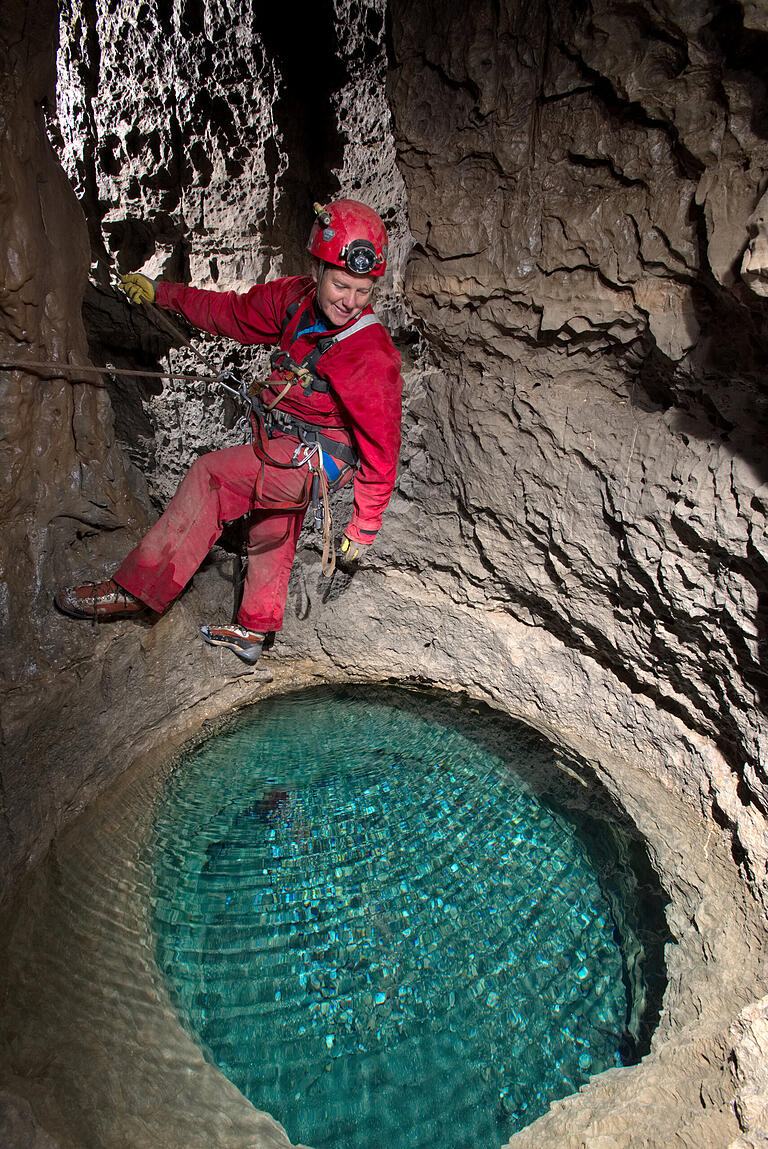 In der „Grotta Sa Rutta e S'Edera“ auf Sardinien kommt man nach einigen Engstellen beim Abseilen an einen Wasserlauf.