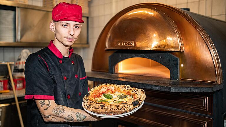 Der Chef Pizzaiolo des 480 Grad in Würzburg,&nbsp;Alberto Amitrano, lernte sein Handwerk direkt in Neapel.