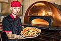 Der Chef Pizzaiolo des 480 Grad in Würzburg,&nbsp;Alberto Amitrano, lernte sein Handwerk direkt in Neapel.