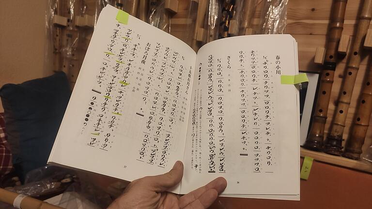 Die Notation der japanischen Lieder für die Shakuhachi erfolgt in Schriftzeichen. Die Notation der japanischen Lieder für die Shakuhachi erfolgt in Schriftzeichen.