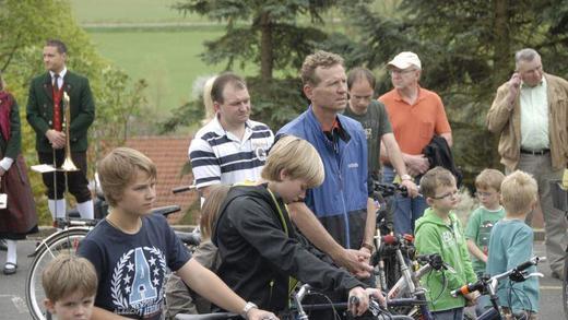 Radelspaß im Werntal       -  Groß und Klein fanden sich zum offiziellen Startschuss des 'Radelspaß im Werntal' 2012 im Landkreis Main-Spessart auf der Kirchenburg in Aschfeld ein