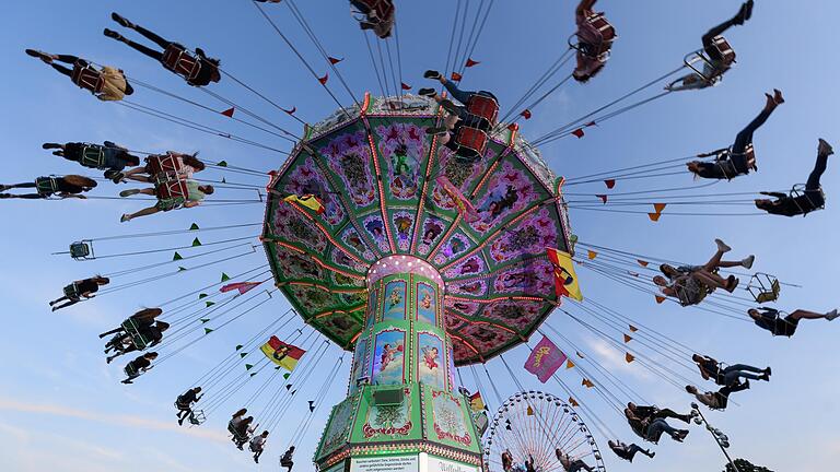 Kettenkarussell und Riesenrad auf dem Kiliani 2019. Derzeit plant man bei der Stadt für ein kleineres Kiliani-Volksfest Anfang Juli. Ob es aber stattfinden kann, wird erst in einigen Wochen feststehen.